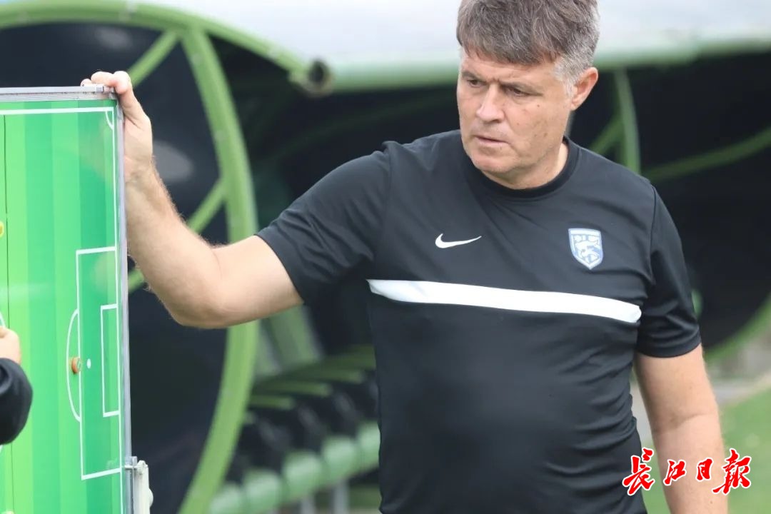 爱游戏官网入口包含赛前西甲传出新动向，武汉三镇远射贴柱，管理层表态：球迷炸锅，轮换策略成焦点的词条