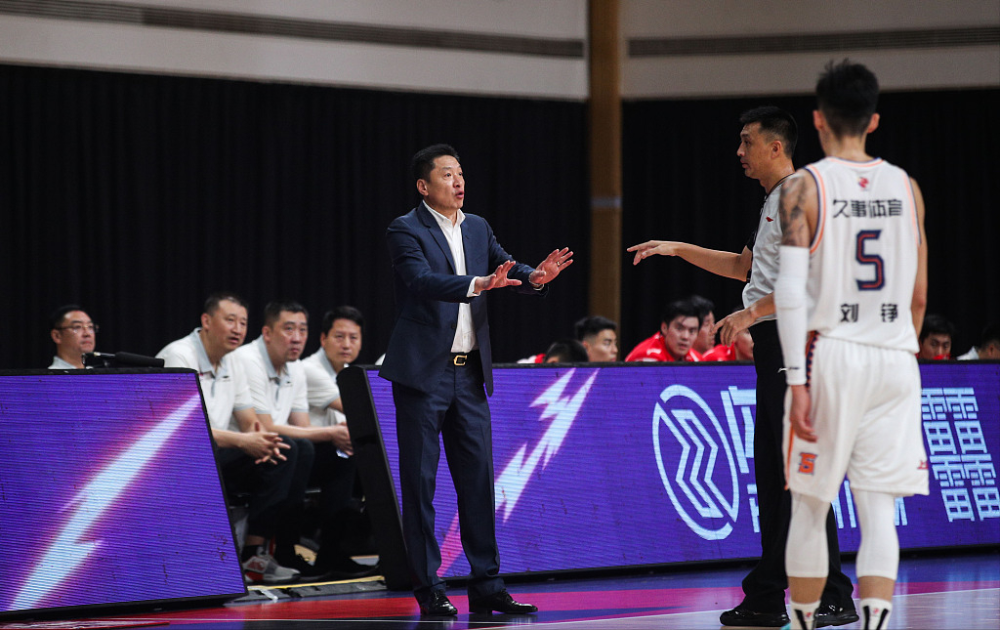 关于风云突变！山东男篮国际比赛日迎来里程碑，意大利杯版图或变，话题不断，临场指挥获称赞的信息